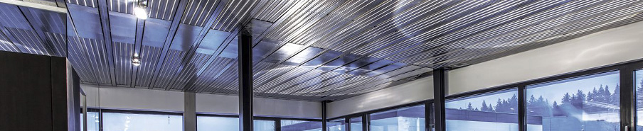 Baugelände, über das sich ein Gitter zieht